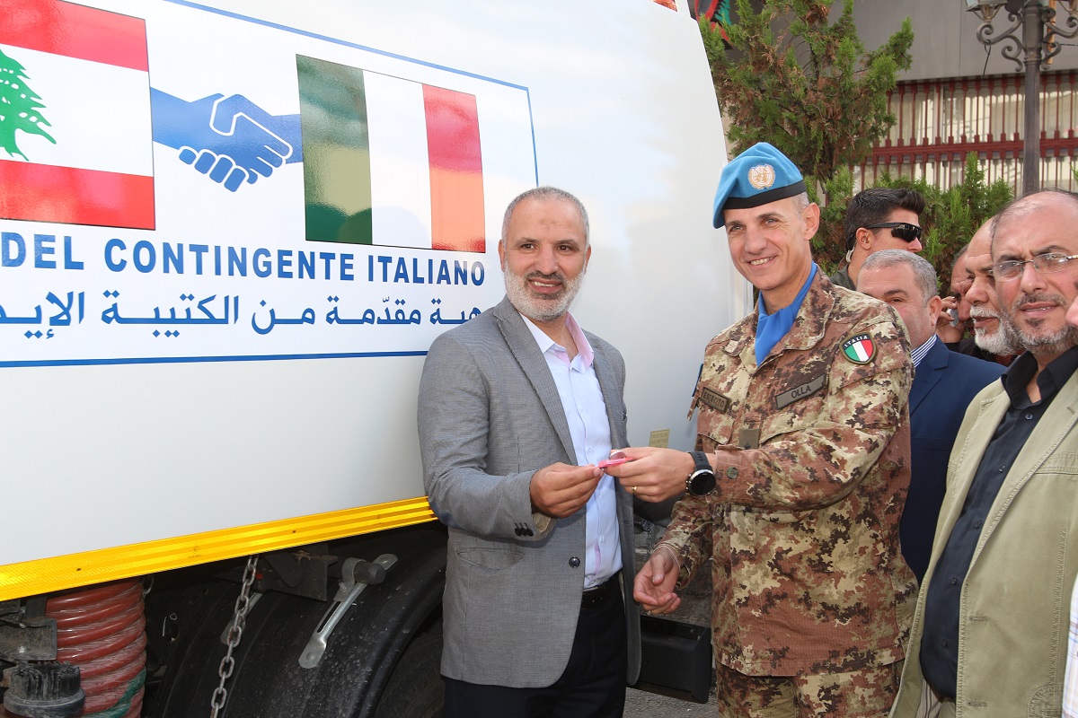 Il Comandante della JTF-L passa le chiavi al Sindaco di Bint Jbeil