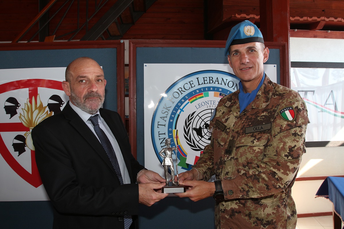 Il Comandate del Contingente Italiano impiegato nella missione UNIFIL e il Ministro della Difesa Libanese