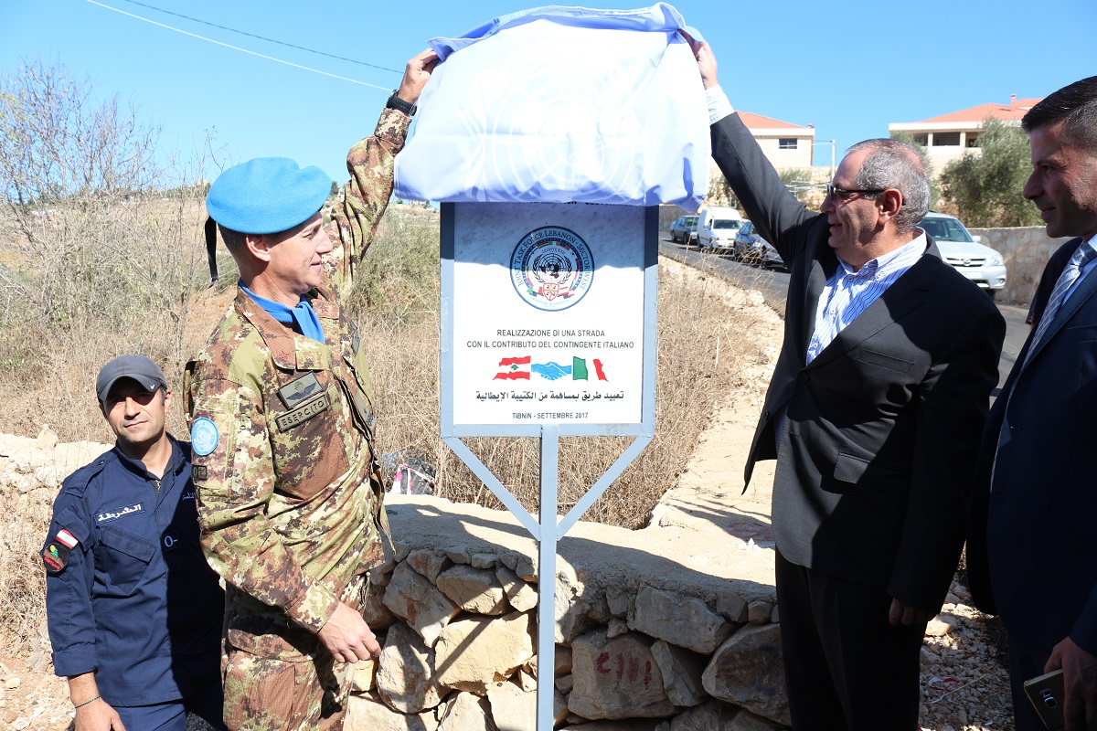 Il Gen.B. Olla allo spoglio della targa ricordo della realizzazione del progetto