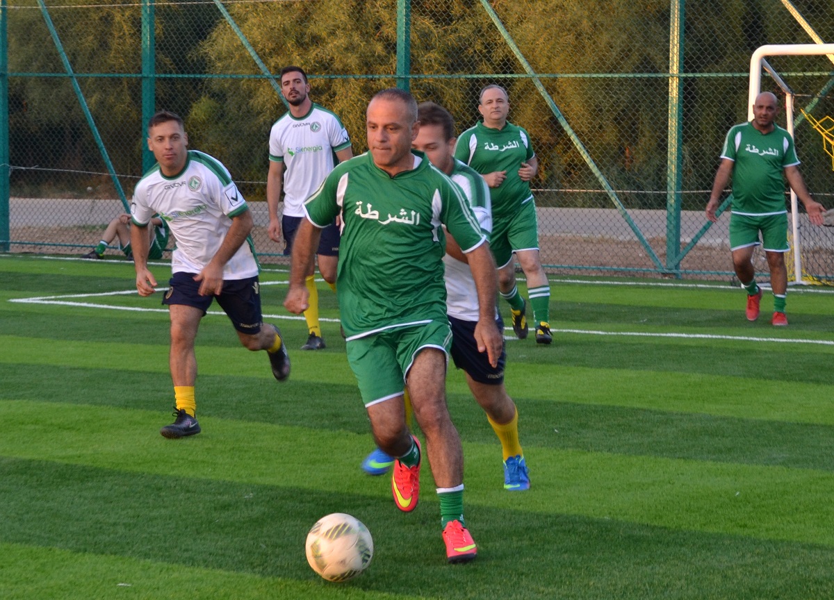 Le squadre rappresentanti i militari italiani e la polizia municipale di Tiro