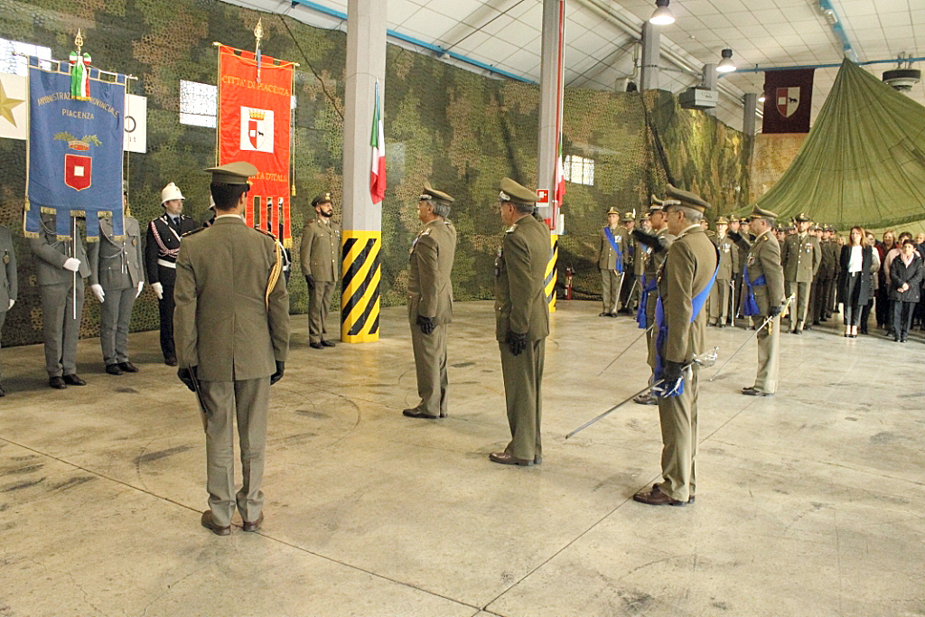 Il Comandante Logistico saluta il Gonfalone Piacenza_decorato medaglia d'oro al valore militare