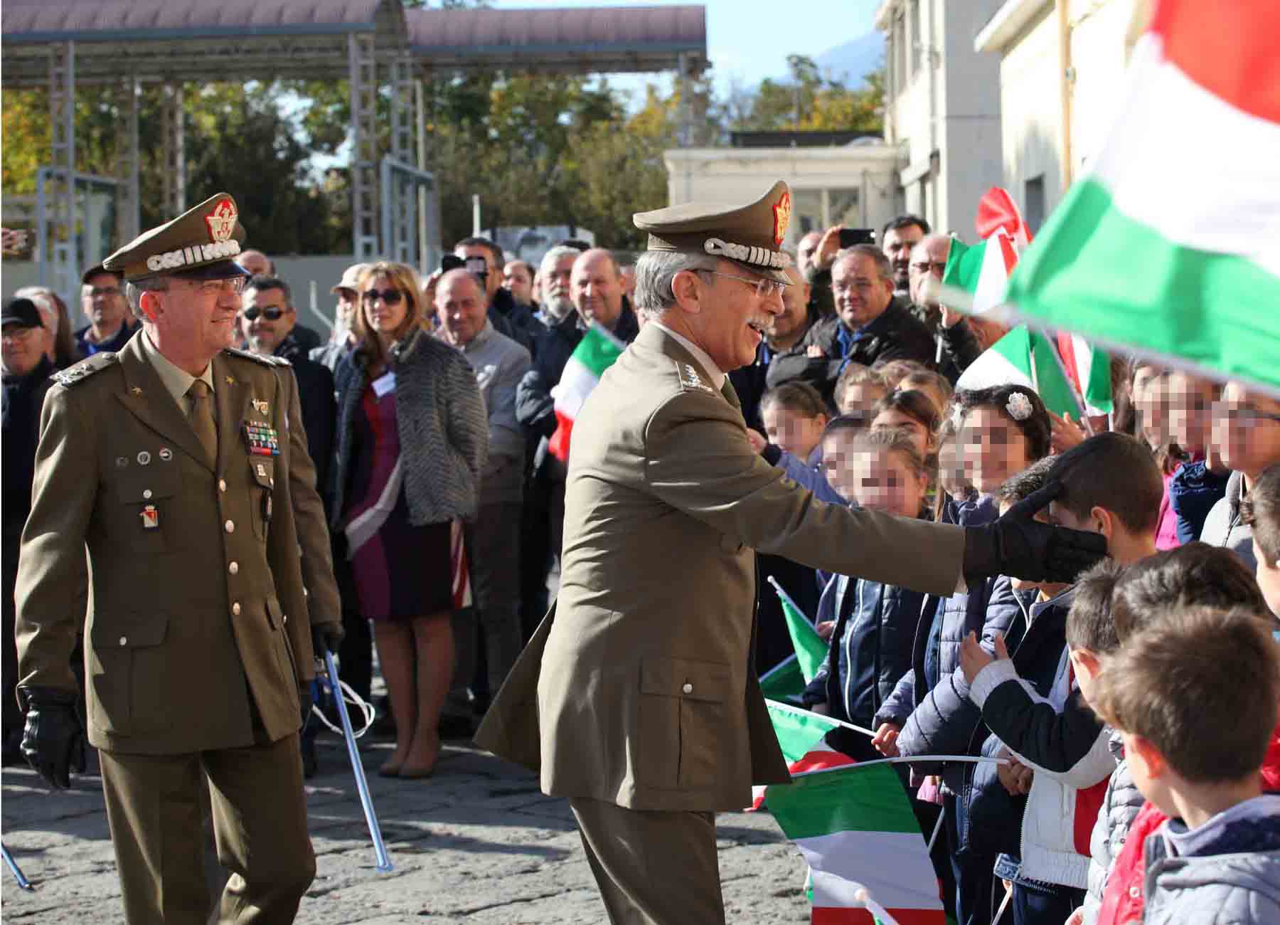 il Gen. Della Sala e il Gen. Di Marco salutano le scolaresche presenti