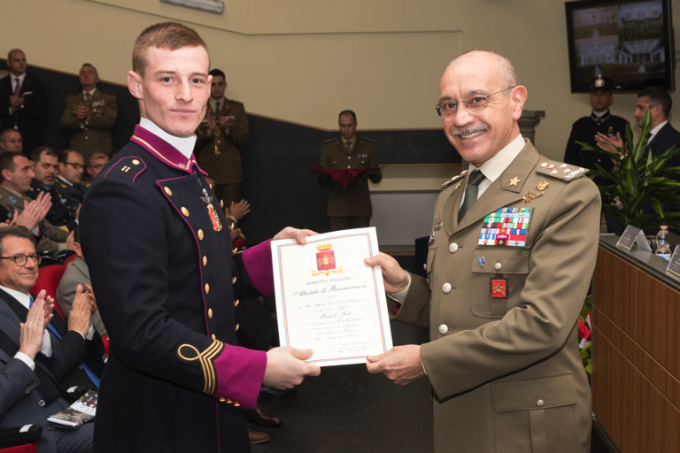 Il Generale CA Danilo Errico premia un allievo