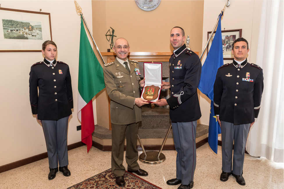 Scambio doni tra il Generale CA Danilo Errico e un allievo della scuola