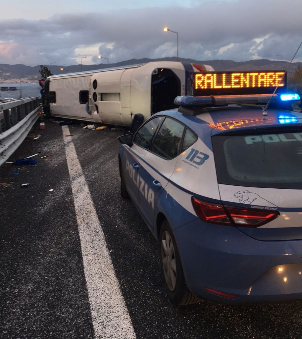 Pullman diretto in Sicilia si ribalta allo svincolo autostradale, 15 i feriti e 2 donne in gravi&nbsp;condizioni