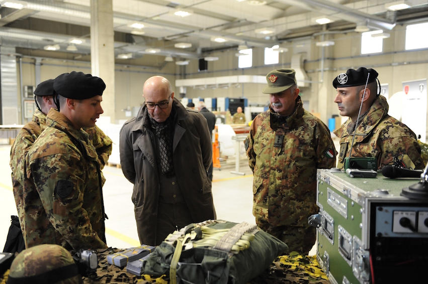 Il Sen. LATORRE durante la visita al 28° reggimento PAVIA