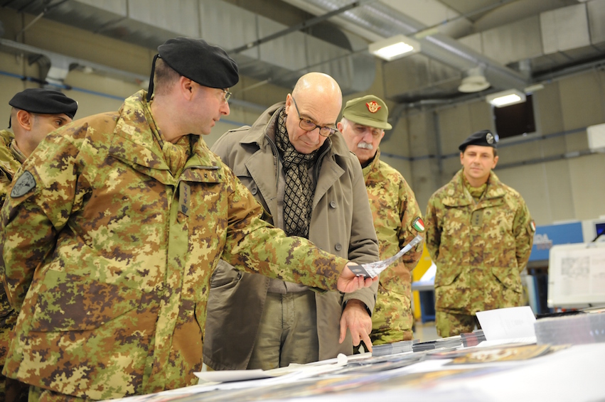 Sen. LATORRE - un momento dellla visita al 28° reggimento PAVIA