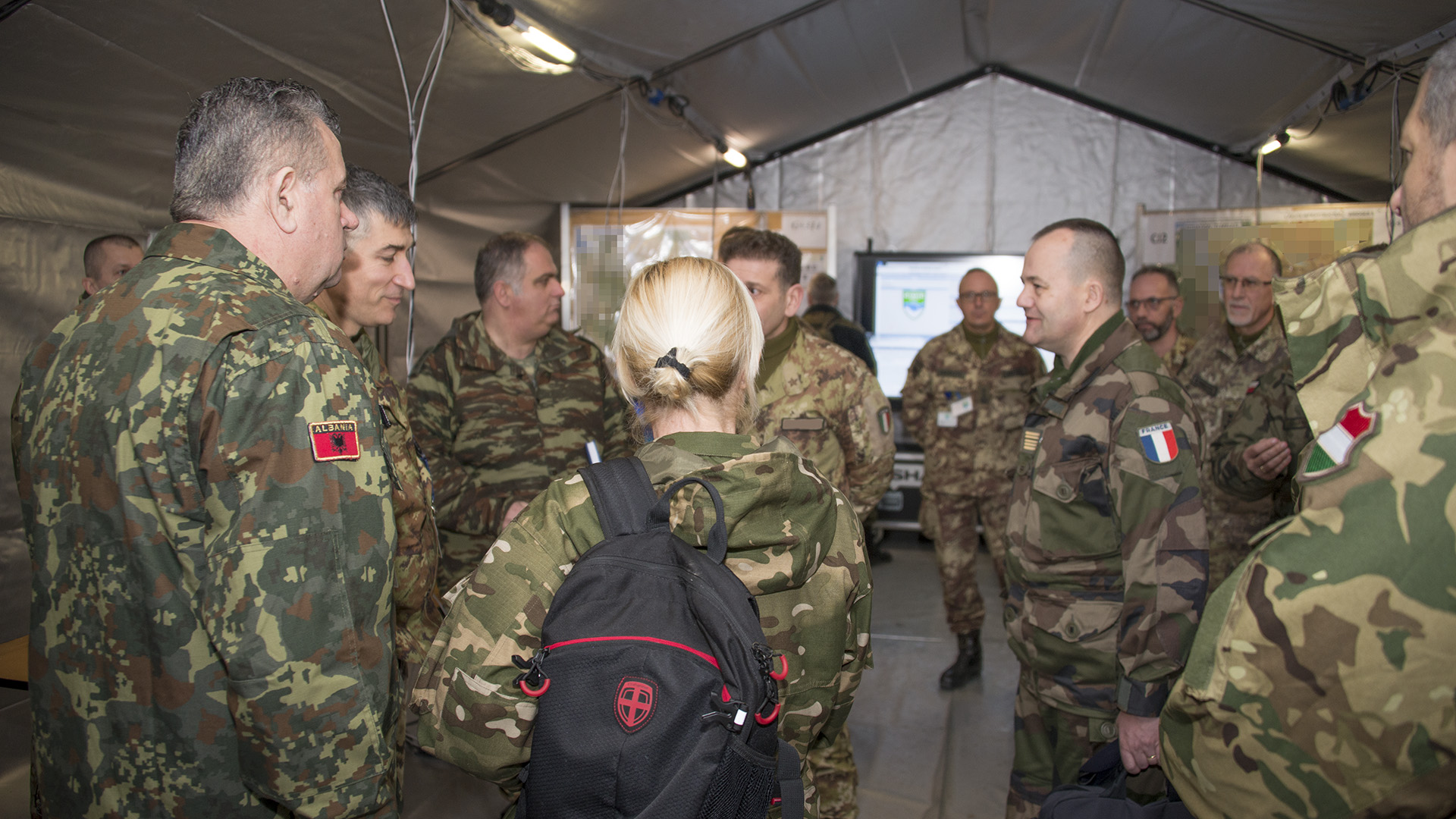 Autoritá Militari visitano la sala operativa