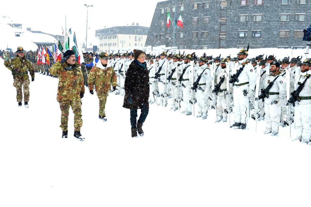 il Ministro passa in rassegna lo schieramento