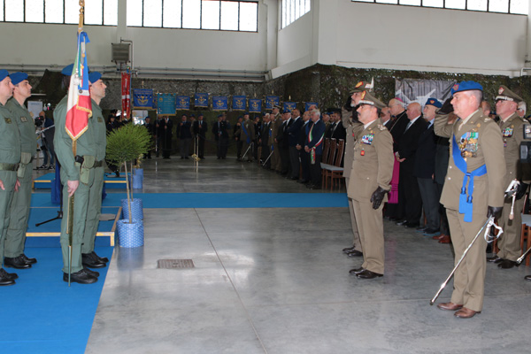 Il Capo di Stato Maggiore dell'Esercito Generale di Corpo d'Armata Salvatore FARINA saluta lo Stendardo 1