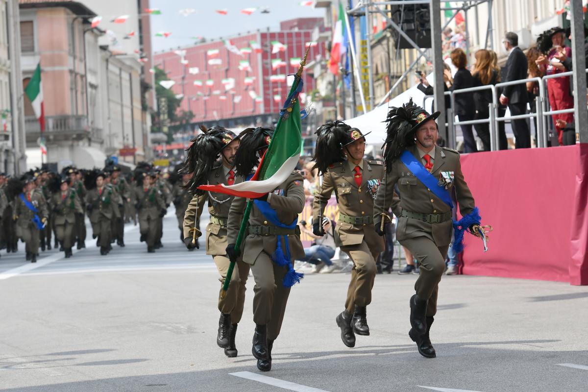 La Bandiera dell'11° reggimento Bersaglieri