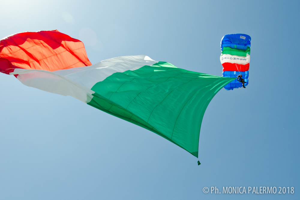 Lancio della Folgore alla parata del 2 giugno, atterraggio impeccabile del lgt Giuseppe Tresoldi (photoreportage)