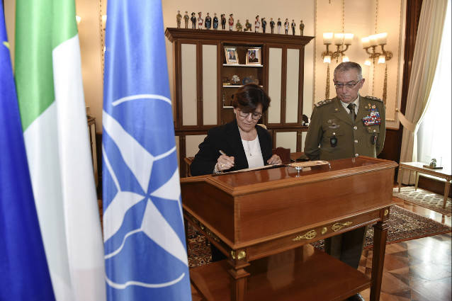 e820beb5-62a1-48db-b24f-8ad86576e0b1_dsc3028sl_02Medium