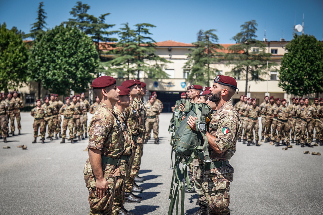 6La cerimonia del passaggio di consegna del paracadute dagli istruttori ai neo paracadutisti_180703