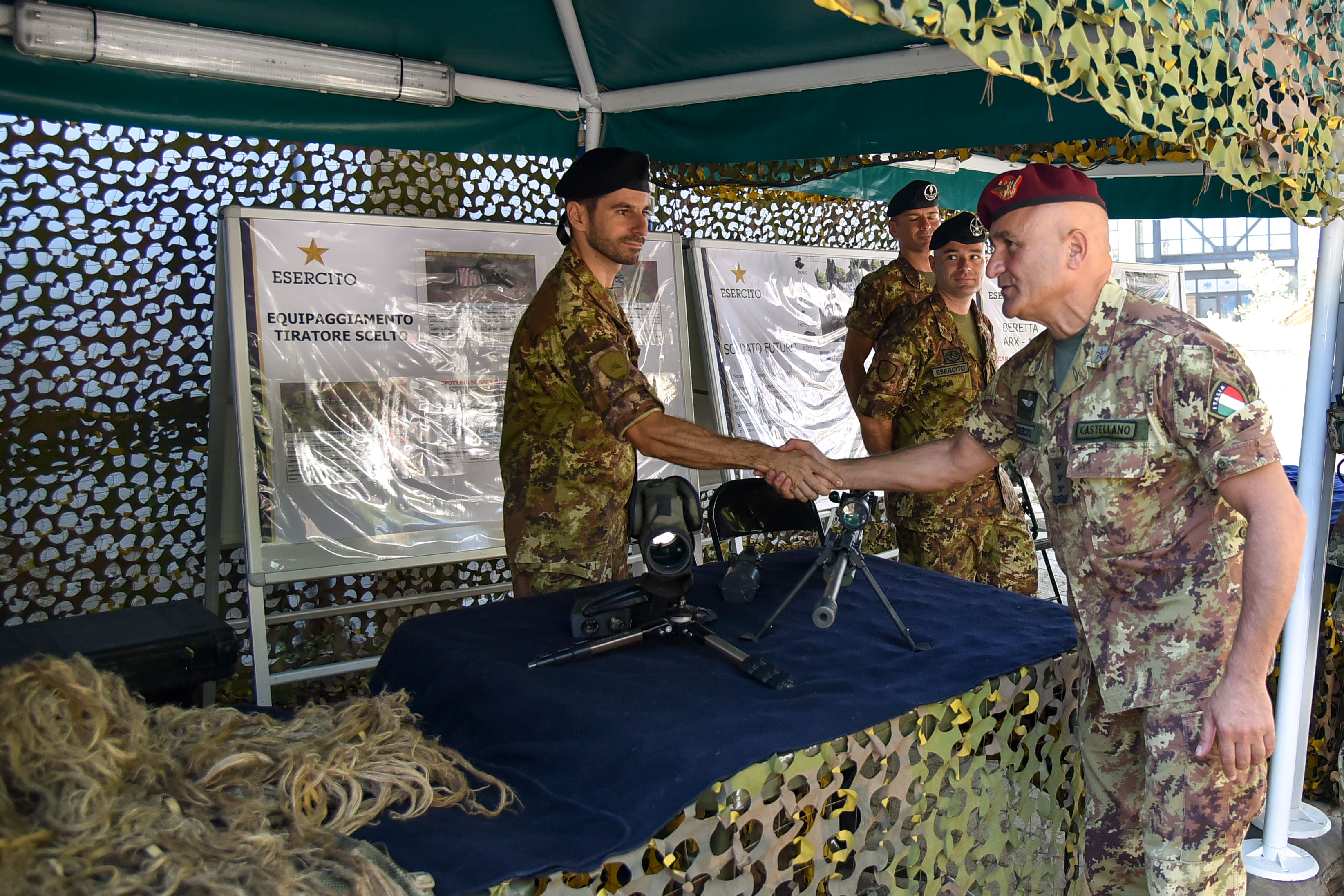 Il generale Castellano saluta i militari