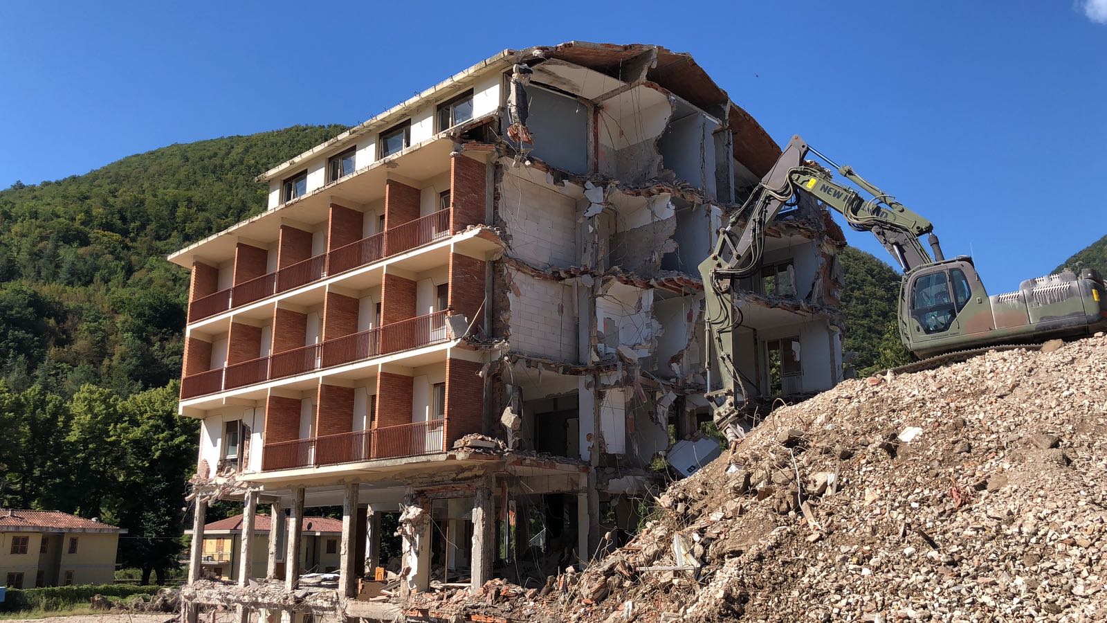 Le fasi della demolizione del Park hotel Visso (3)