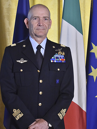 Il generale Graziano si congratula con il generale Alberto Rosso per la nomina a capo di Stato Maggiore dell’Aeronautica