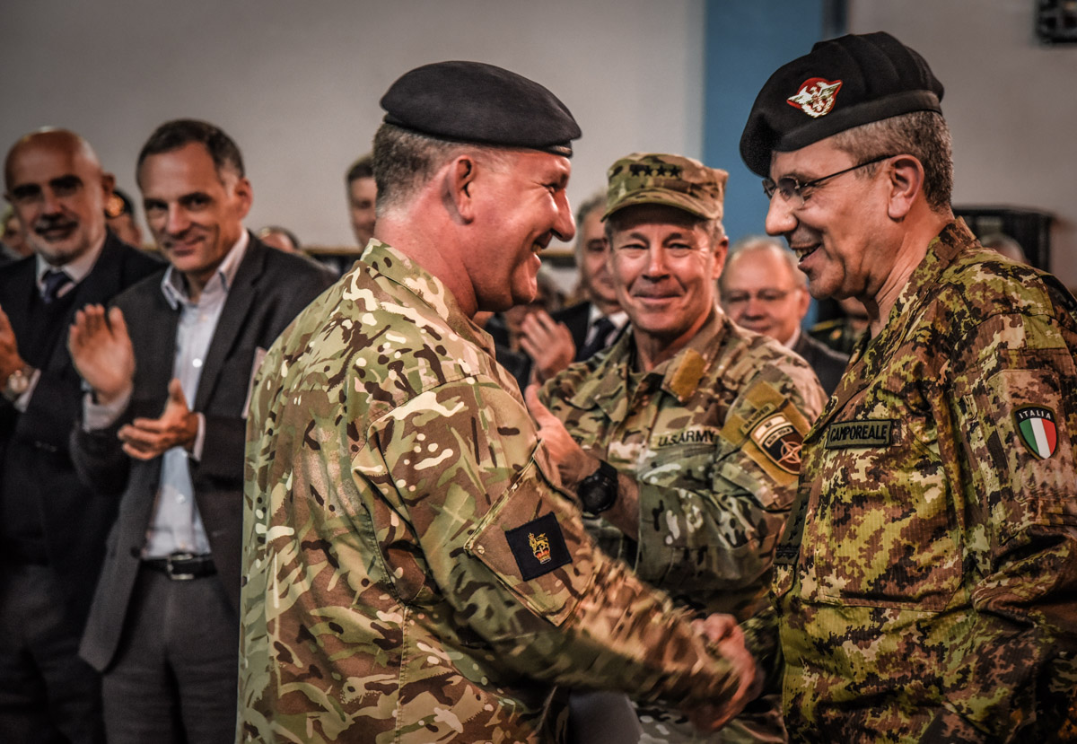 1. Il Tenente Generale Cripwell saluta il Generale di Corpo d'Armata Camporeale