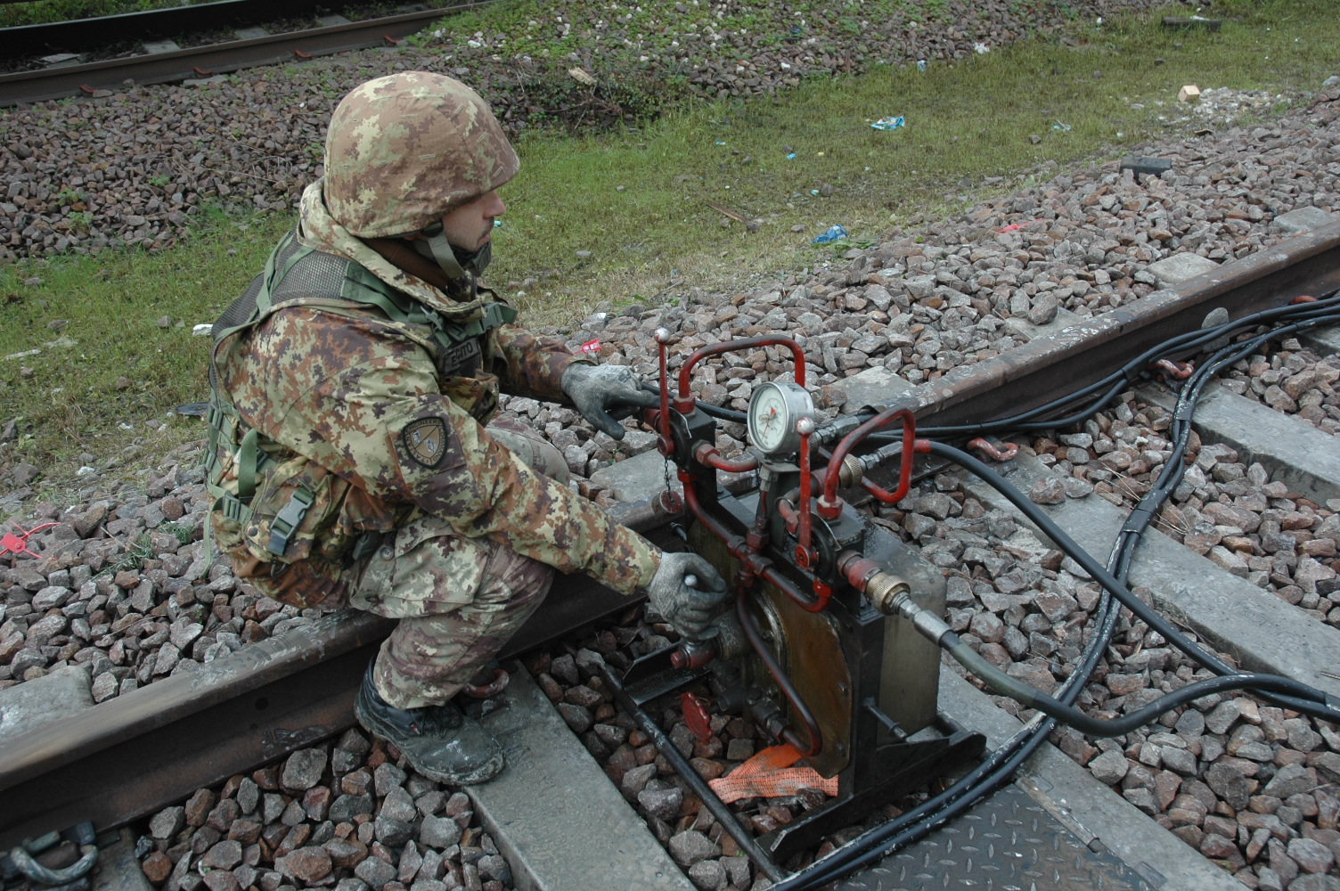 Militare del Genio ferroveri in operazione nell'EX SMART SAPPER