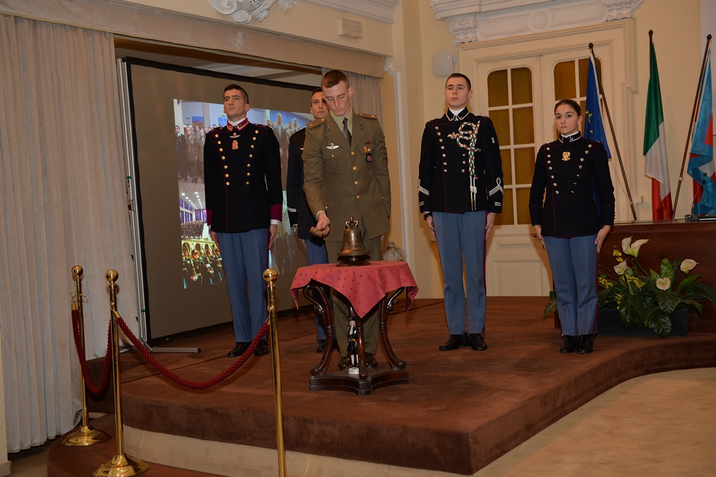 I frequentatori degli Istituti dell'Esercito suonano i rintocchi