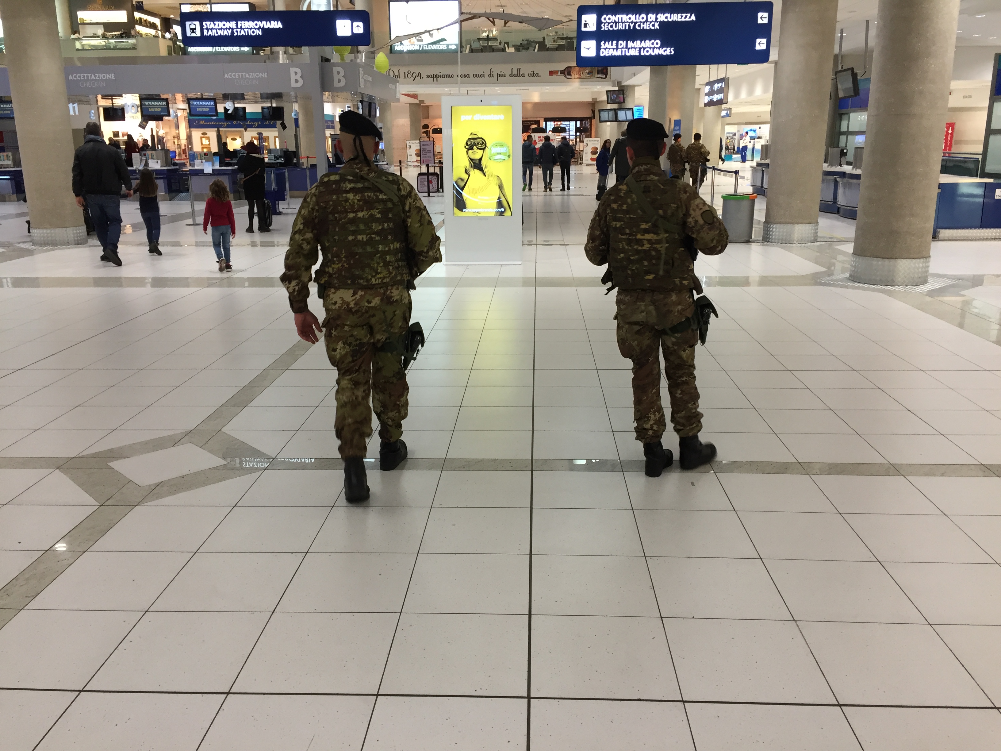 Foto 1 Vigilanza all'interno dell'aeroporto di Bari Palese