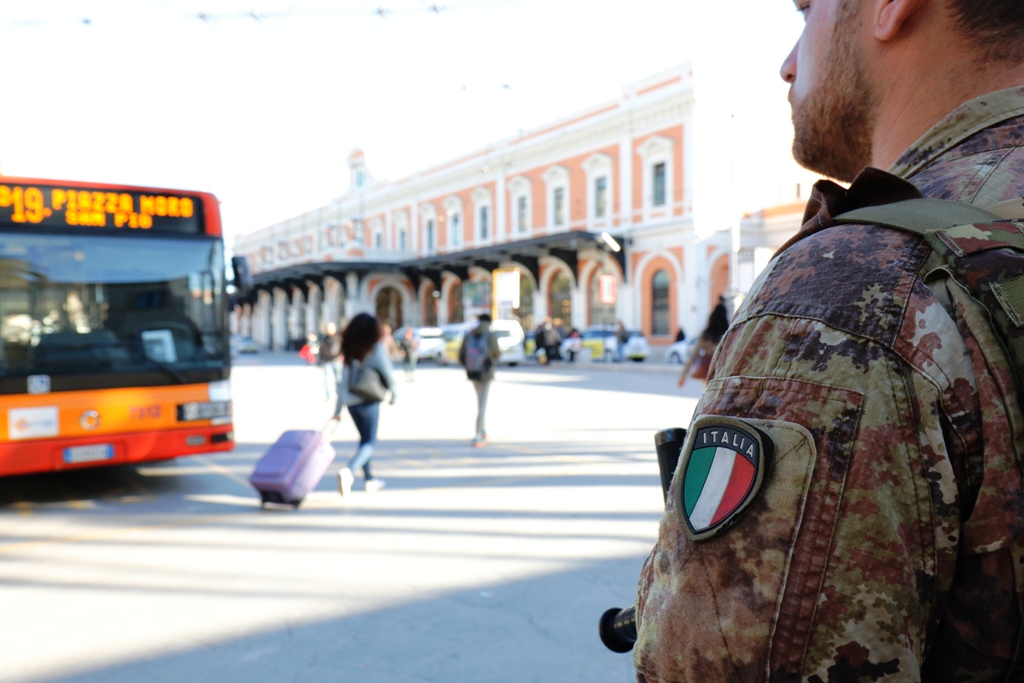 Foto 2 Militare in servizio di vigilanza
