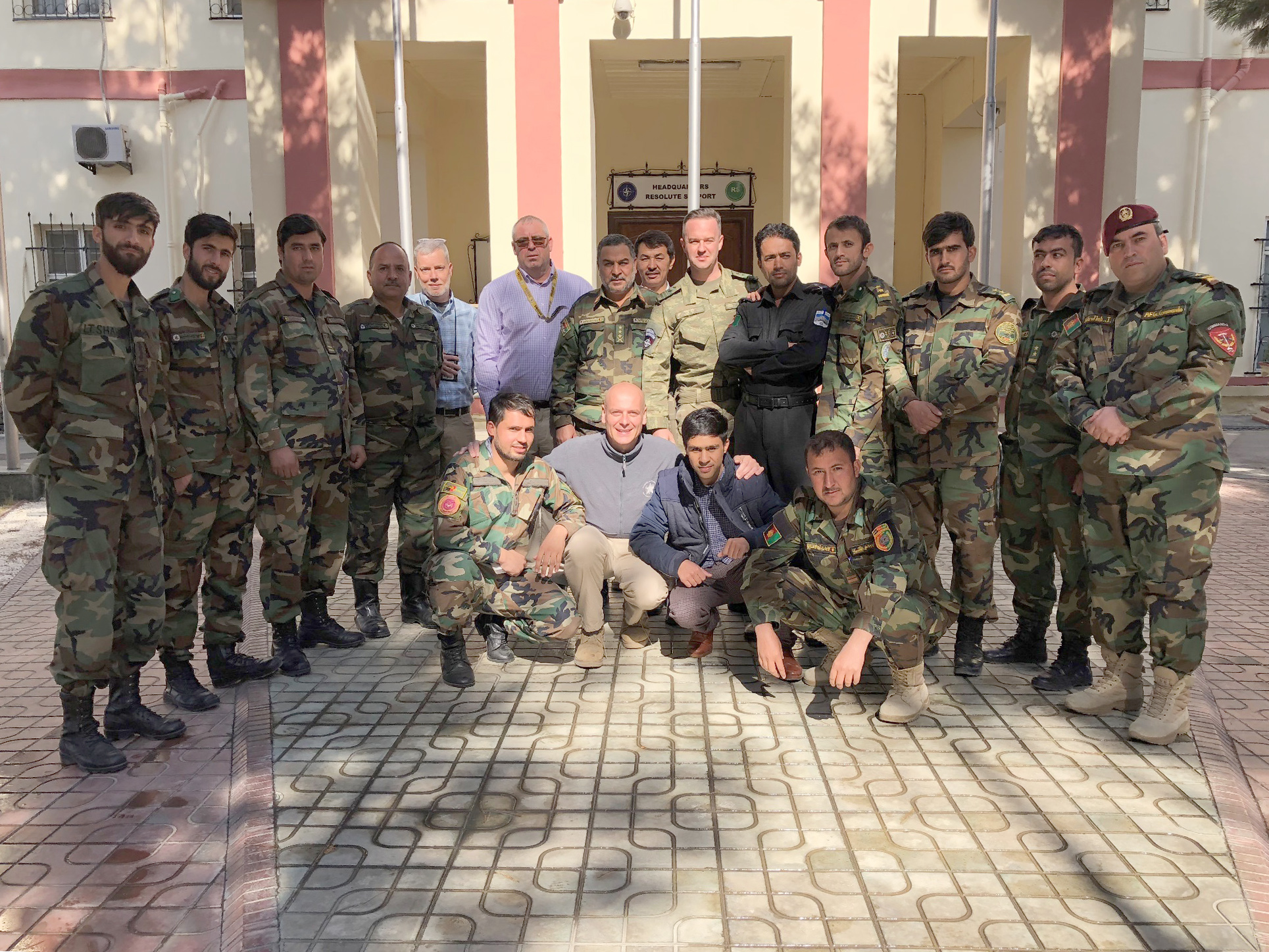 I 13 frequentatori del corso di Spectrum Management insieme agli insegnanti e advisors di Resolute Support copia