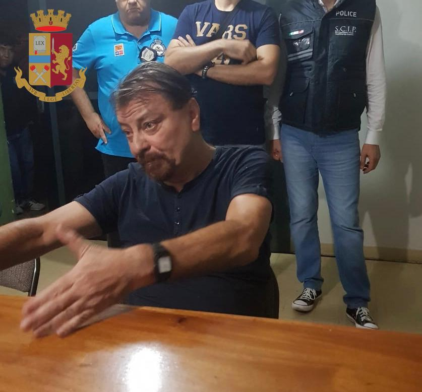 L’ex terrorista Cesare Battisti arrestato in Bolivia filmato mentre passeggia camuffato per le strade di Santa Cruz&nbsp;(video)