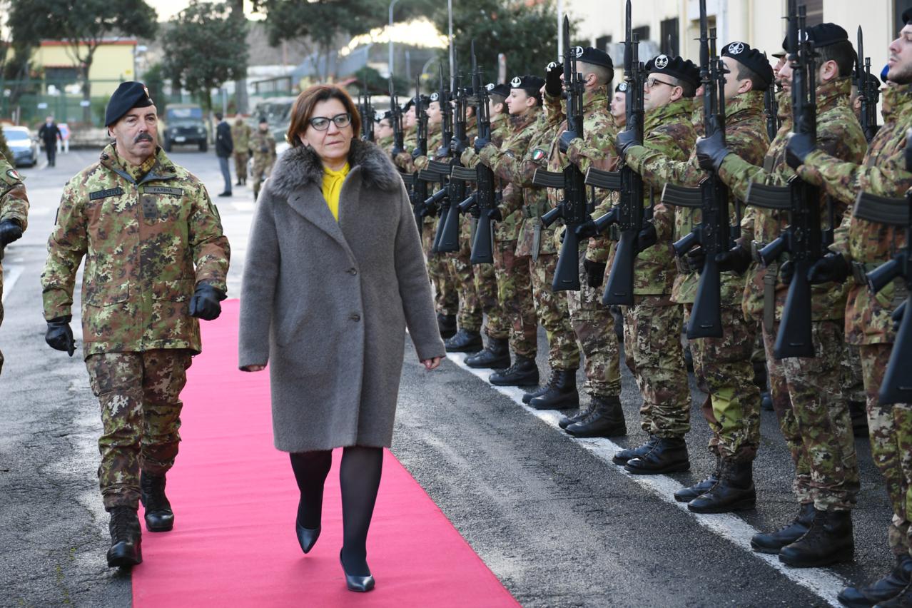 gli onori resi al ministro della difesa elisabetta trenta