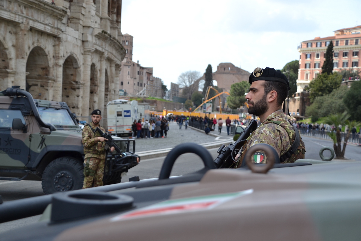 granatieri in pattuglia al colosseo2