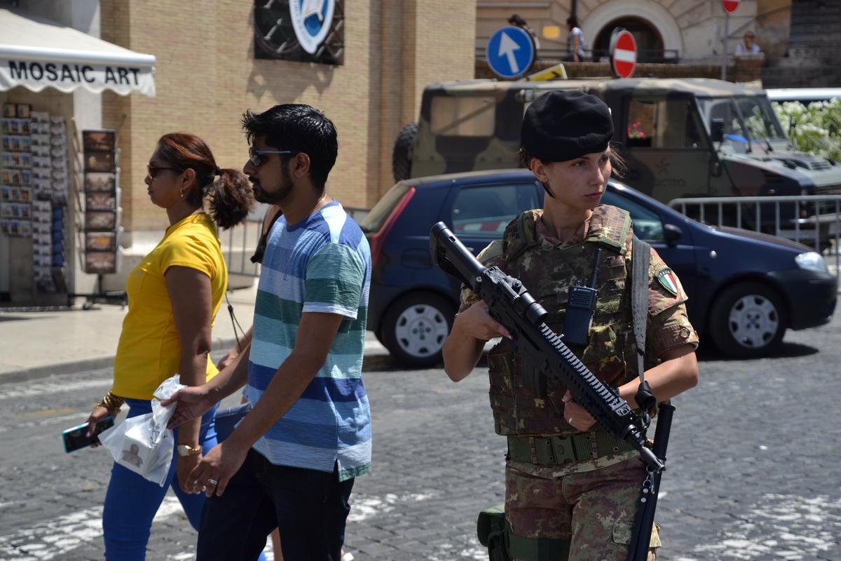 lancieri di montebello in pattuglia al vaticano