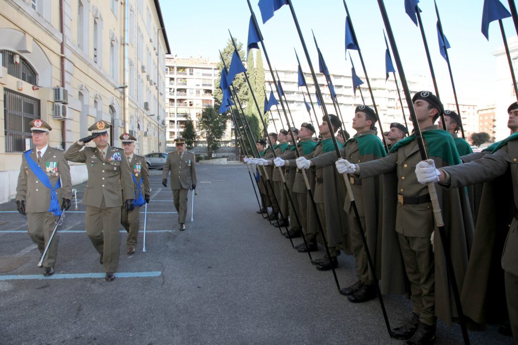 onori al comandante logistico dell'esercito
