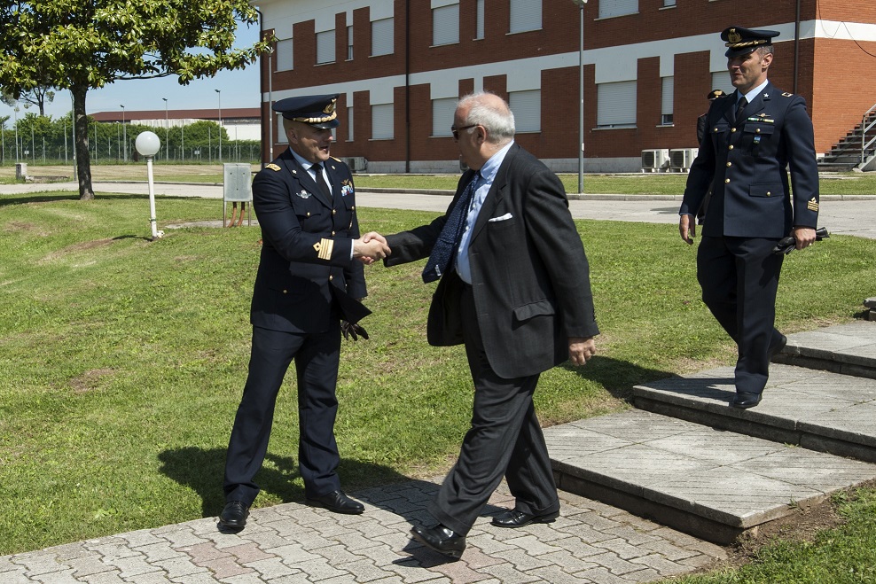 Accoglienza del prefetto da parte del comandante Alberino