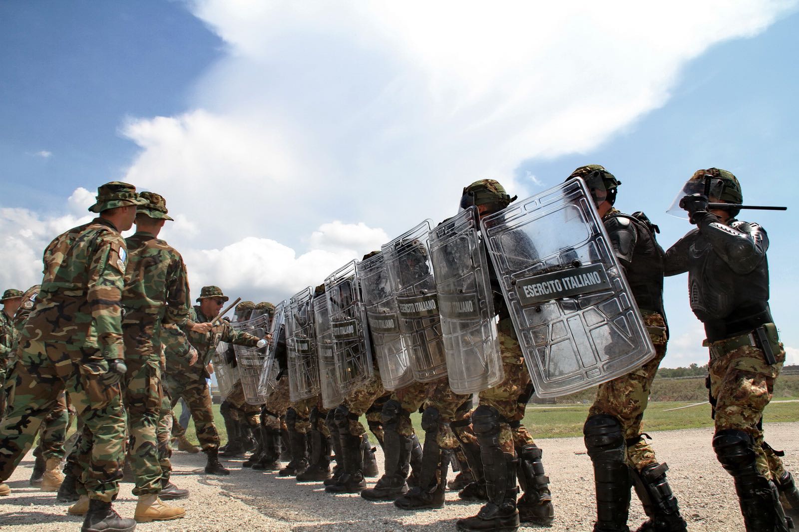 Esercizio di controllo della folla a favore della polizia Kosovara