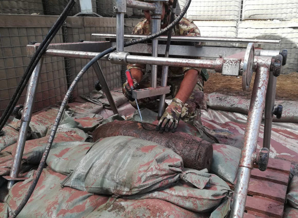 508ecc73-a727-4314-87ed-7c4d146881b6ei_artificiere-durante-neutralizzazioneMedium