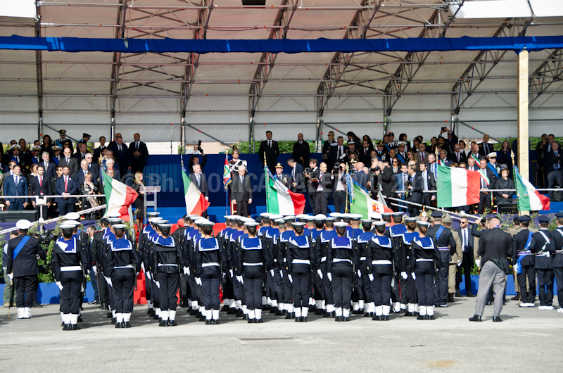 A sei bandiere di guerra la medaglia dell’Ordine Militare d’Italia durante la cerimonia del 4 novembre a Napoli&nbsp;(video)