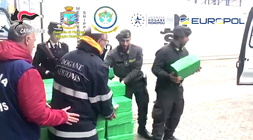 Carabinieri e guardia di finanza impegnati in sequestro record di cocaina nel porto di Gioia Tauro, 1200kg di sostanza purissima nascosta tra&nbsp;banane