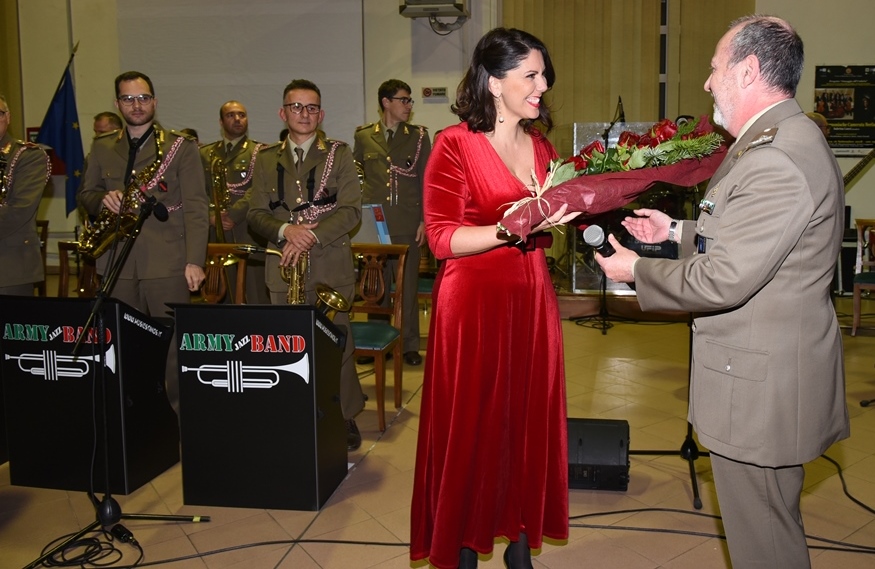 Foto n. 17 Concerto di Natale La Big Band - Omaggio floreale alla Special Guest Valeria Rinaldi