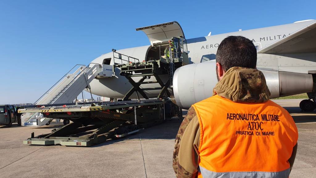 COVID-19, due velivoli Aeronautica militare in un volo Germania/Italia per trasporto attrezzature per la respirazione&nbsp;(video)