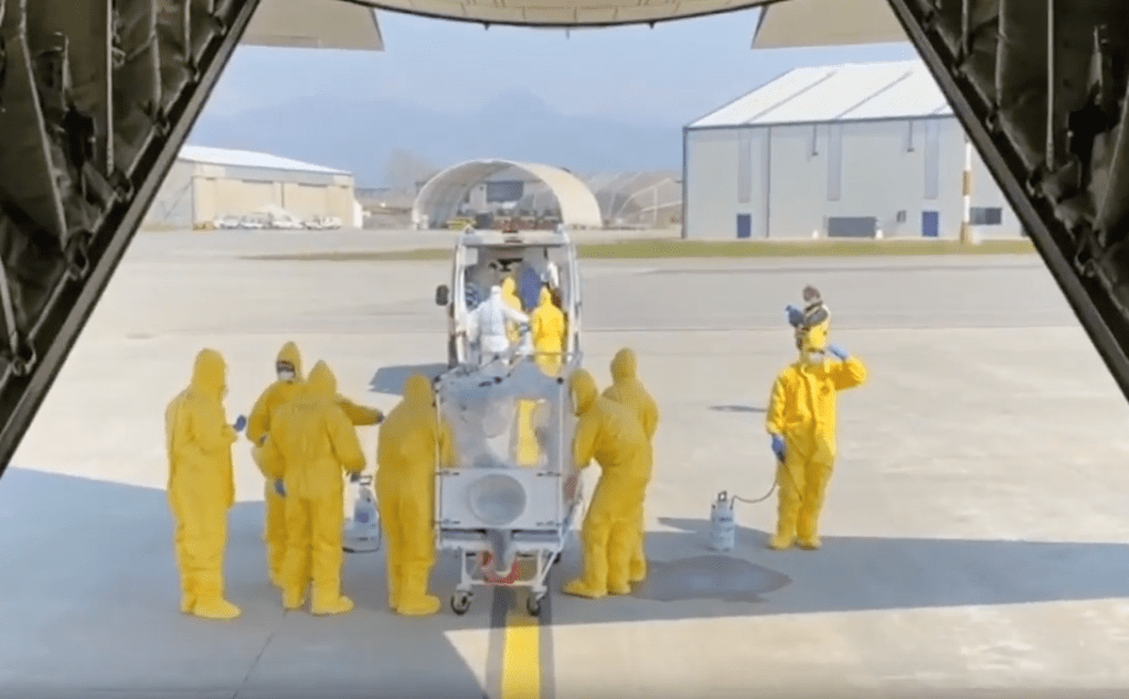 Aeronautica Militare, trasporto in biocontenimento per due pazienti Covid con C-130J da Bergamo a&nbsp;Bari