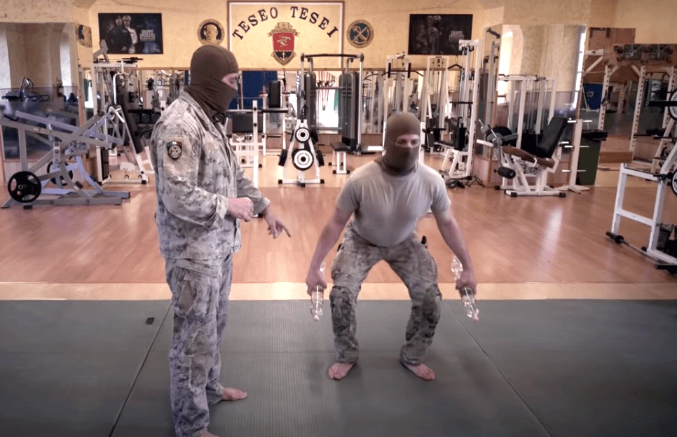 A casa ma in forma con gli esercizi dei COMSUBIN, gli incursori della Marina Militare&nbsp;(video)