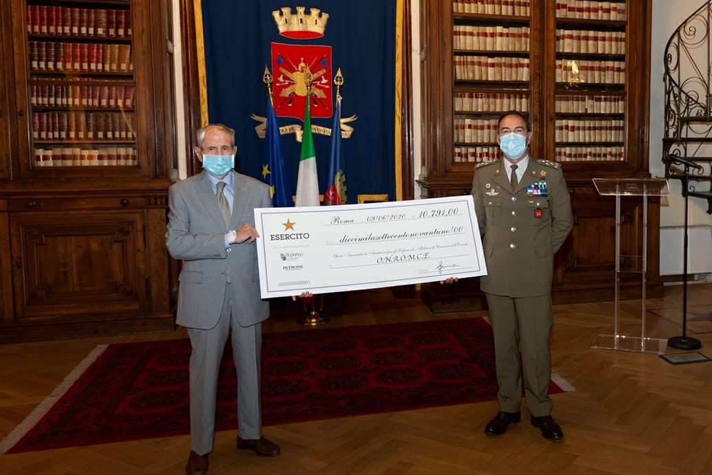 1 Il Capo di SME, Gen di C. A. Salvatore Farina consegna l'assegno simbolico per ONAOMCE