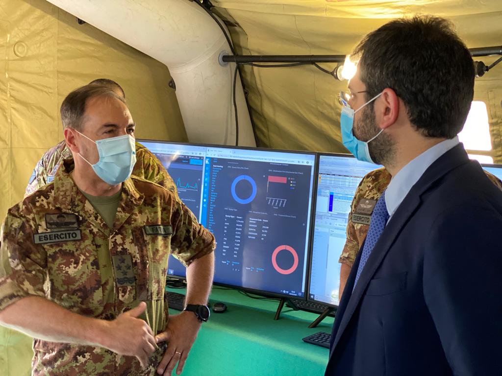 1. L'On. Angelo Tofalo (a destra) e il Generale di Corpo d'Armata Salvatore Farina