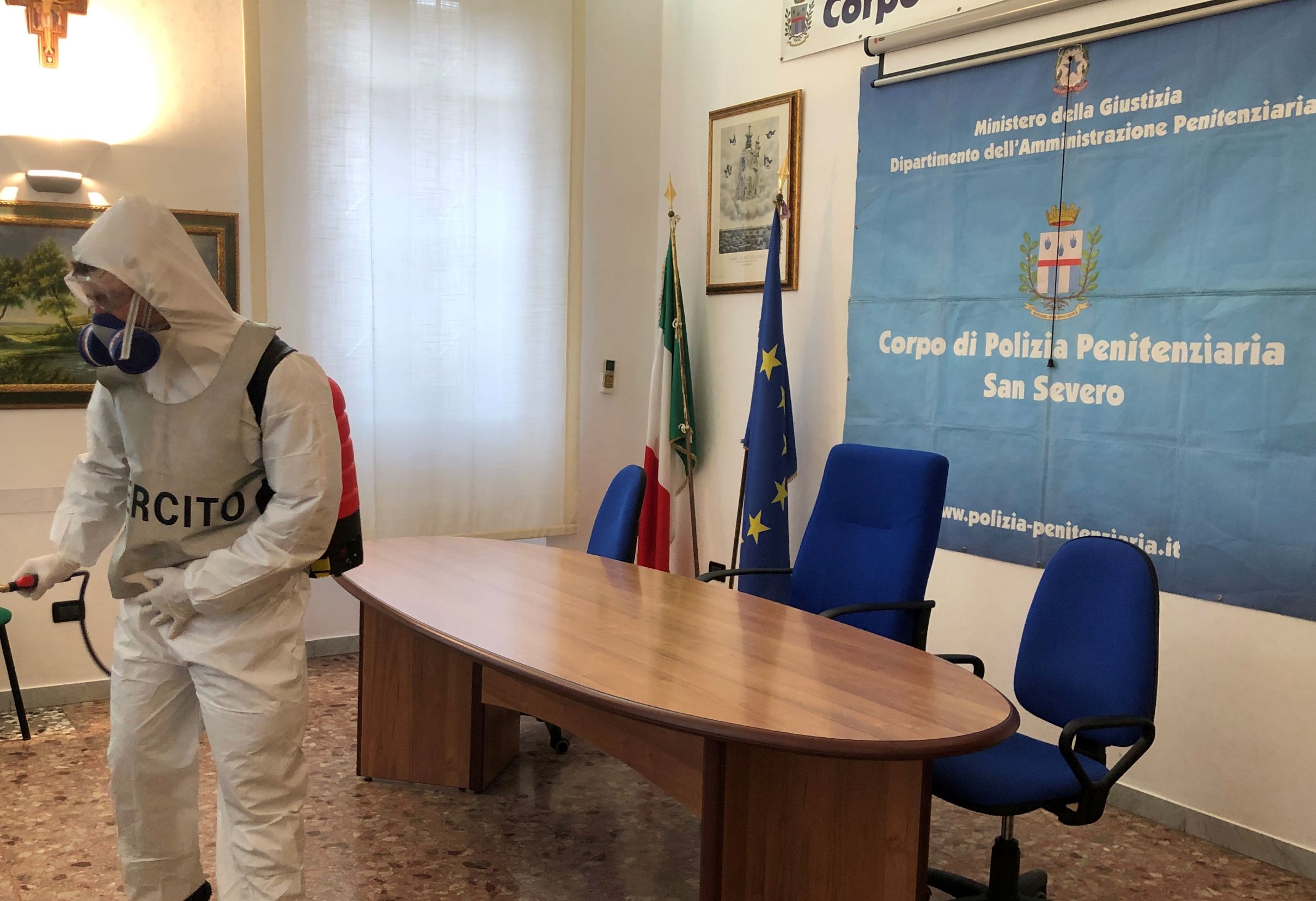 Foto 4_Militare durante le operazioni di sanificazione