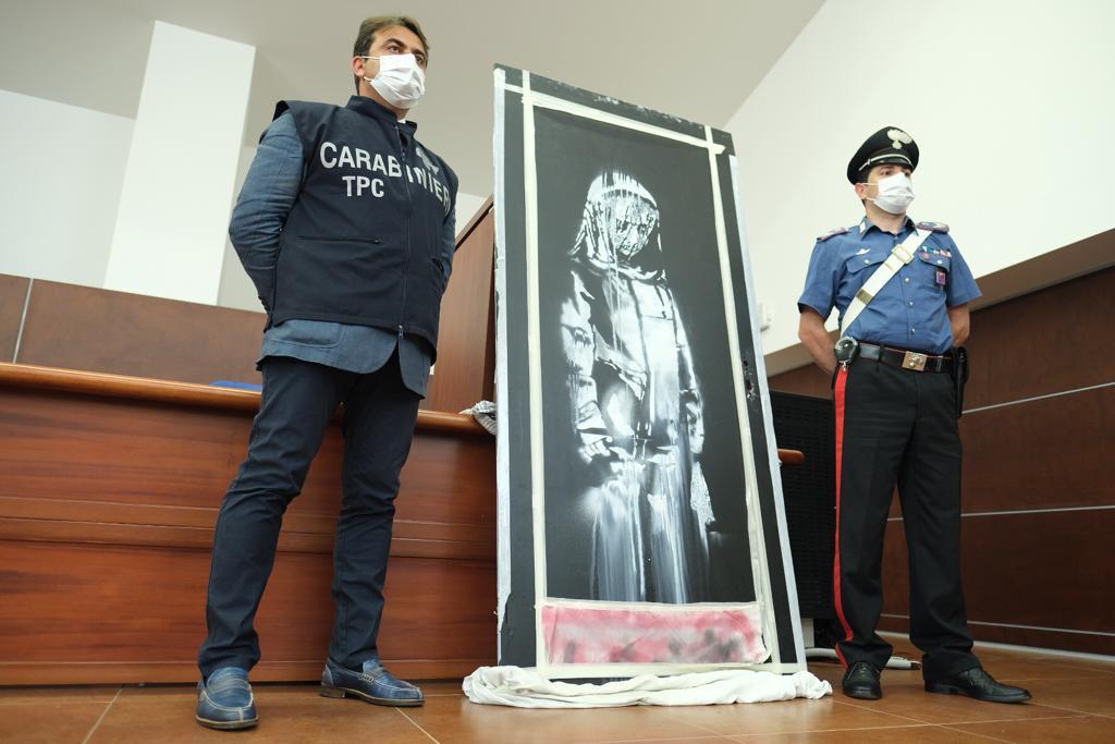 Carabinieri ritrovano dipinto dell’artista Banksy trafugato dal teatro Bataclan di Parigi nel&nbsp;2019