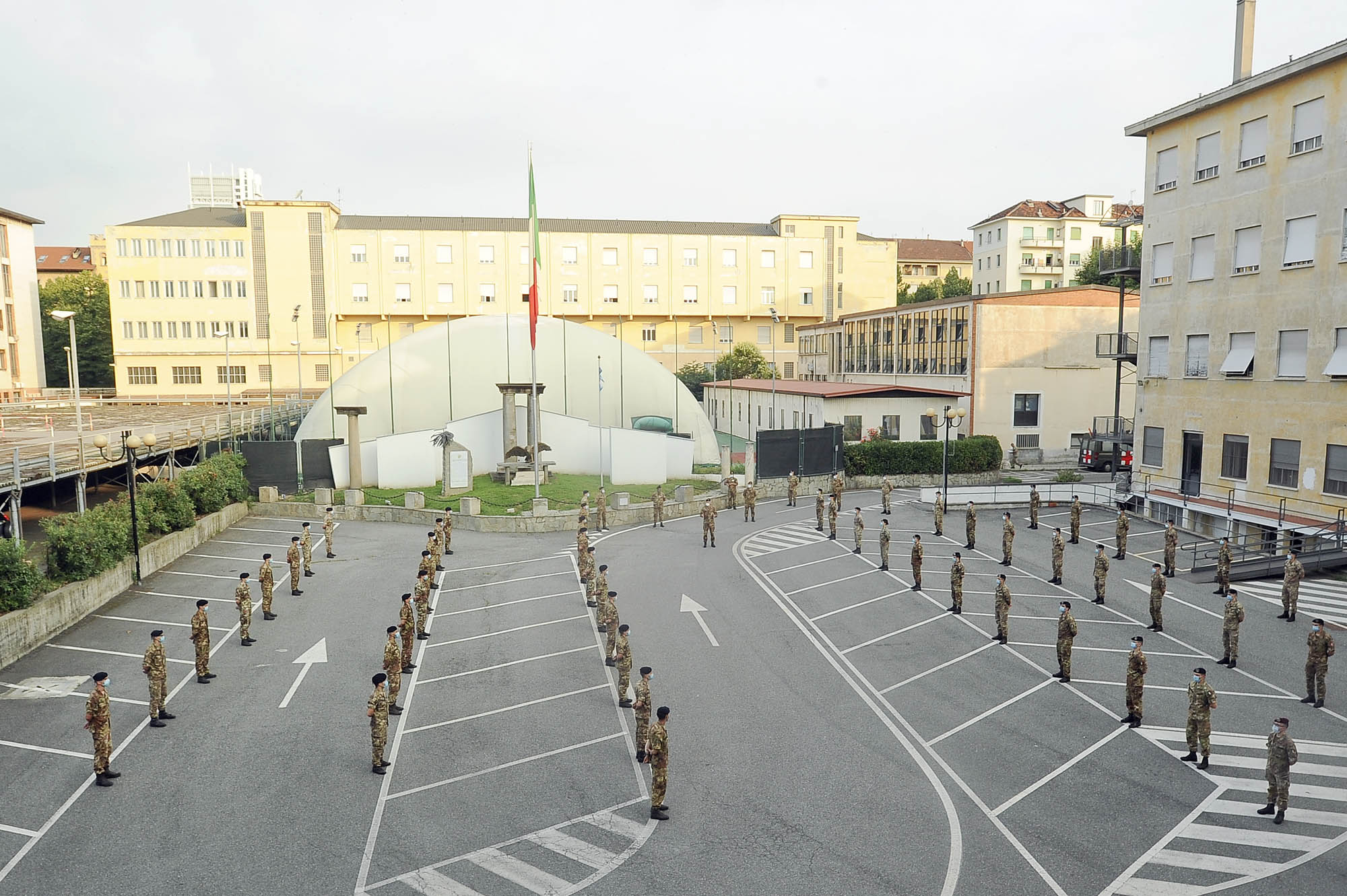 Foto 1 Ufficiali frequentatori della Scuola di Applicazione in partenza ...