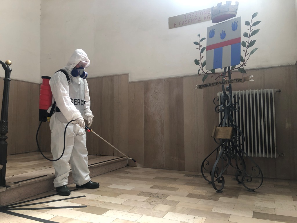 Foto 5_ Militare durante la sanificazione dei locali