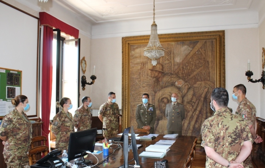 Il Comandante Logistico con il Direttore_nella Sala operativa del COM