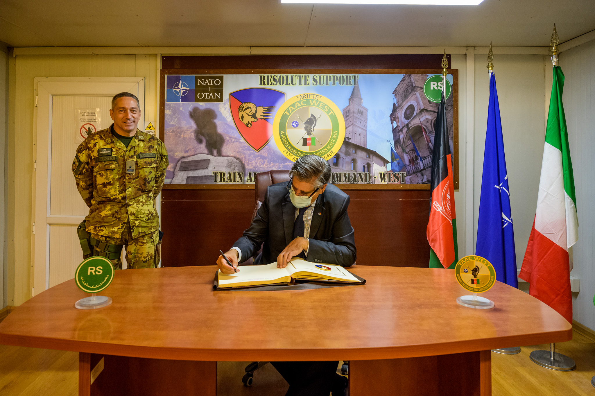 6. Firma dell'albo d'onore del TAAC-W