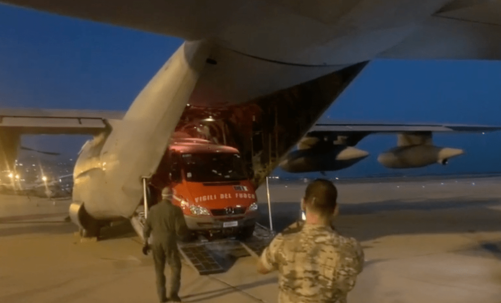Beirut, SMD mette a disposizione due velivoli C-130J dell’Aeronautica Militare per trasporto di specialisti e aiuti umanitari&nbsp;(video)